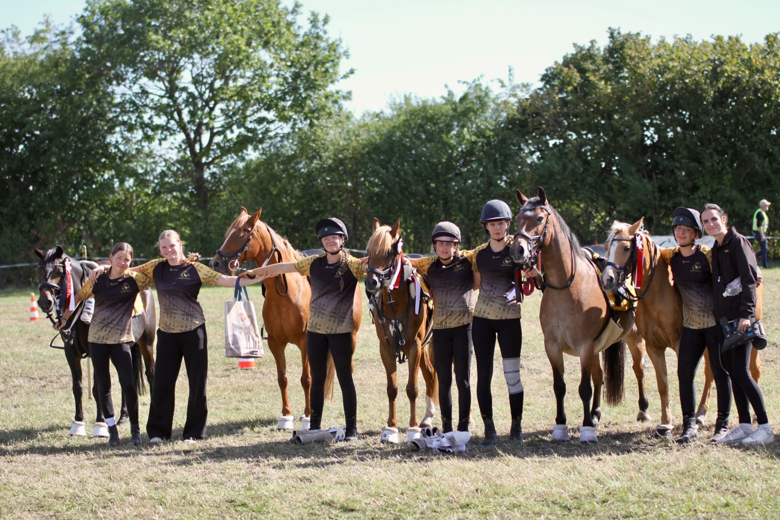 Sechs Reiterinnen von Forest Royal mit ihren Ponys